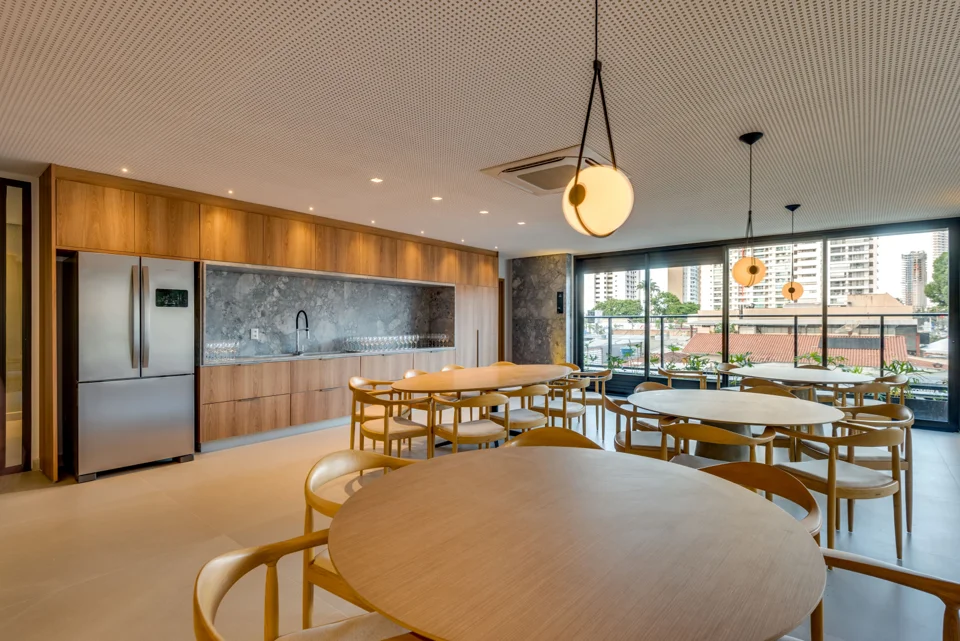 Ambiente gourmet do Deck 23 by Opus, com madeira, mesas e janelas amplas.